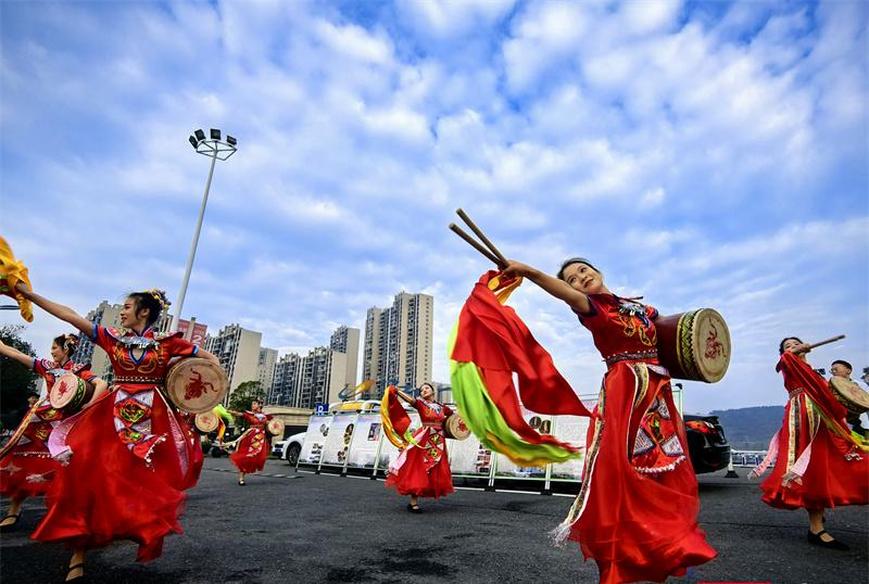 Mangshan Yao Drum Dance showed during Chenzhou Marathon