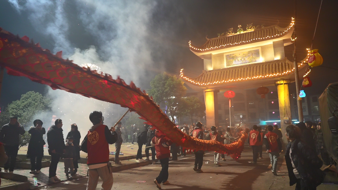 Dragon Lantern Rolling performed in Yongxing County