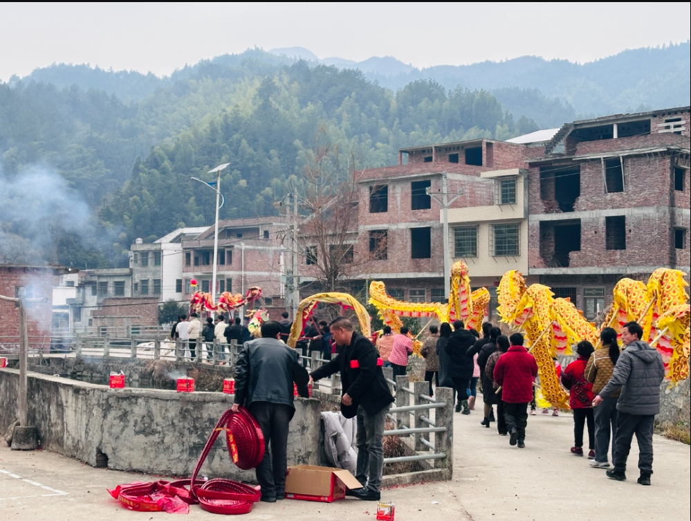 Dragon dance performed to celebrate Lantern Festival