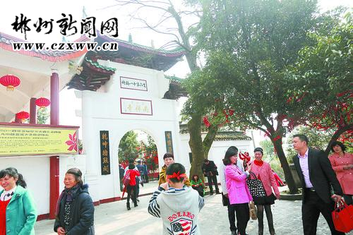 Praying for New Year by Climbing Suxianling