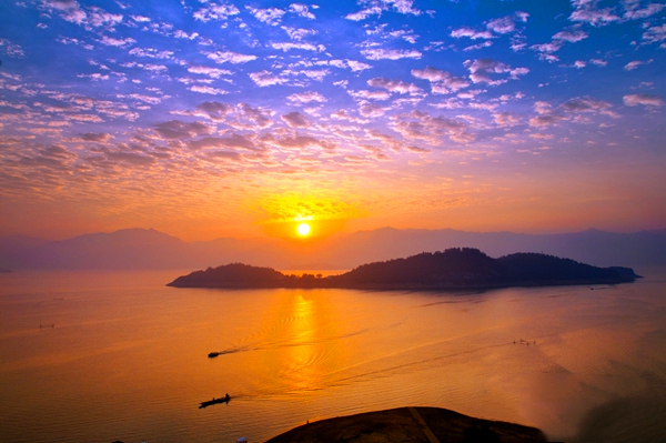 Beautiful Morning Sunlight of Dongjiang Lake.jpg