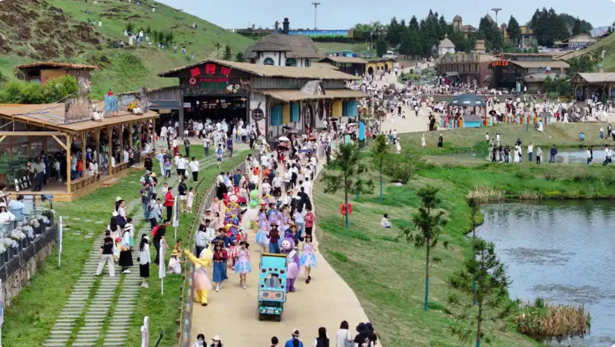 Yangtian Lake Grassland welcomes 18,000 tourists